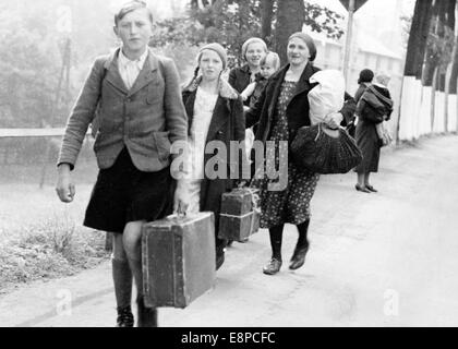 Das Bild aus einem Nazi-Nachrichtenbericht zeigt Sudetens deutsche Frauen und Kinder, die aus der Tschechoslowakei geflohen sind und am 1938. September in Baerenstein ankommen. Fotoarchiv für Zeitgeschichtee - KEIN KABELDIENST Stockfoto