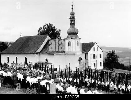 Das Nazi-Propagandafilm zeigt den Bestattungszug für das ermordete Mitglied des Freiwilligen Deutschen Schutzdienstes (FS), Wenzel Baierl am St. Günther-Kirchenfriedhof in Gutwasser (heute: Dobra Voda im Böhmischen Wald) im Sudetenland 1938. Fotoarchiv für Zeitgeschichtee - KEIN KABELDIENST Stockfoto