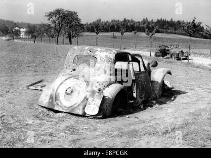 Das Nazi-Propagandafild zeigt ein zerstörtes Auto nach der deutschen Besetzung des Sudetenland im Oktober 1938. Der Originaltext einer Nazi-Nachrichtenquelle auf der Rückseite des Bildes lautet: "Sudetenland nach dem Abzug der Tschechen. Ein Auto eines Liebsteins, das von tschechischen gepanzerten Fahrzeugen erschossen wurde." Fotoarchiv für Zeitgeschichtee - KEIN KABELDIENST Stockfoto