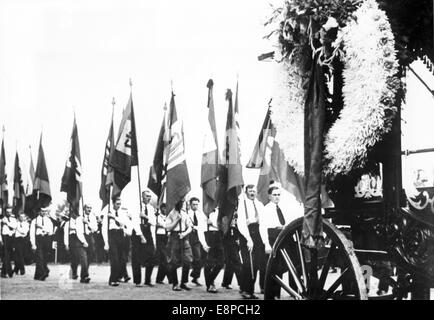 Die NS-Propaganda-Foto zeigt den Trauerzug für ermordete Anhänger der Sudetenland-Partei (SdP), Alfred Knoll, in Jaegerndorf (Krnov), Sudetenland, September 1938. Die Nazi-Originaltext auf der Rückseite des Bildes lautet "Abschied von Alfred Knoll. Er starb unter mysteriösen Umständen. Am Sonntagnachmittag nahmen Zehntausende von Menschen an den Trauerzug für SpD-Mitglied Alfred Knoll. Der offizielle Bericht der Tschechischen Republik gesagt: Knoll Selbstmord begangen, nachdem in einem tschechischen Gefängnis eingesperrt zu sein. Alfred Knoll war eine lebenslustige Person bekannt. Der Arzt fand Knolls Schädel Stockfoto