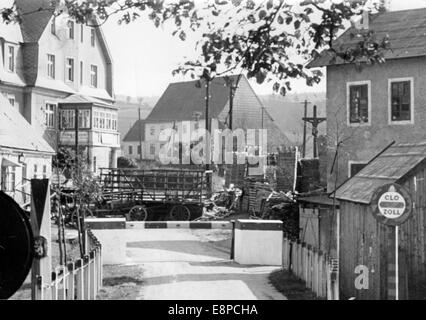 Das Nazi-Propagandafoto zeigt - im Vorfeld des Münchner Abkommens - den Grenzübergang zwischen Deutschneudorf und Einsiedl (Mnisek) im Sudetenland, das im September 1938 von der Tschechoslowakei blockiert wurde. Der Nazi-Nachrichtendienst schreibt auf der Rückseite des Bildes: "Neue Bilder von der sächsisch-tschechischen Grenze. Hinter den Zollbarrieren in Deutschneudorf haben die tschechischen Mörder Barrikaden errichtet." Fotoarchiv für Zeitgeschichtee - KEIN KABELDIENST Stockfoto