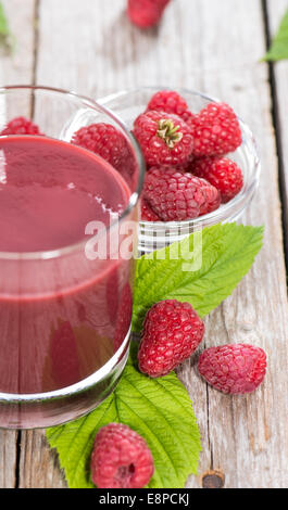 Portion frische Himbeere Saft mit einigen Früchten gemacht Stockfoto