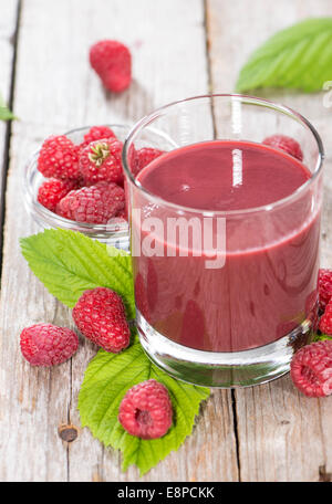 Frisch gemacht mit frischen Früchten auf hölzernen Hintergrund Himbeer Saft Stockfoto