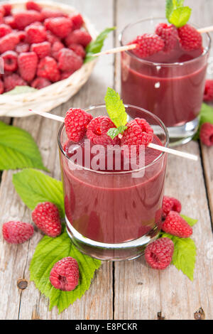 Frisch gemacht mit frischen Früchten auf hölzernen Hintergrund Himbeer Saft Stockfoto