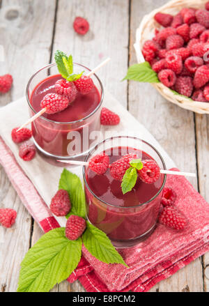 Frisch gemacht mit frischen Früchten auf hölzernen Hintergrund Himbeer Saft Stockfoto