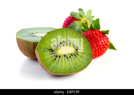 reif und saftig Kiwi und Erdbeeren Nahaufnahme Stockfoto