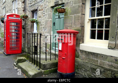 Post und Telefon-Boxen stehen auf der Hauptstraße außerhalb einer Hütte im Dorf Winster im Peak District National park Stockfoto