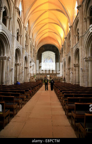 Die Kirchenschiff von Christchurch Priory-Kirche erbaut im normannischen Stil mit schweren Säulen und Bögen abgerundet. Stockfoto