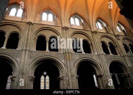 Das Querschiff und das Kirchenschiff sind meist in der normannischen Stil von schweren Säulen und Rundbögen in The Priory-Kirche von Chri gebaut. Stockfoto