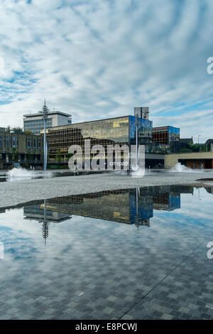 Bradford City Park ist ein öffentlicher Raum, in der Mitte von Bradford, West Yorkshire. Es ist von der Qualität zentriert ich Bradford City Hall aufgeführt Stockfoto