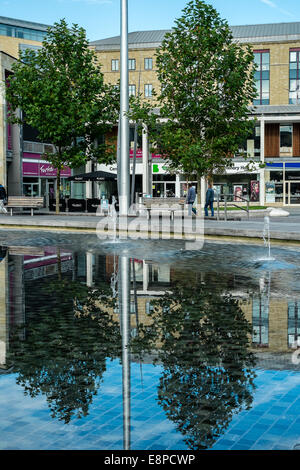 Bradford City Park ist ein öffentlicher Raum, in der Mitte von Bradford, West Yorkshire. Es ist von der Qualität zentriert ich Bradford City Hall aufgeführt Stockfoto