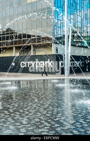 Bradford City Park ist ein öffentlicher Raum, in der Mitte von Bradford, West Yorkshire. Es ist von der Qualität zentriert ich Bradford City Hall aufgeführt Stockfoto