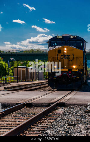 Ein CSX Zug nähert sich eine Straßenkreuzung in Braunschweig, Maryland. Stockfoto