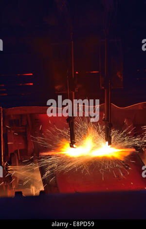 Brennschneiden von heißem Metall Stockfoto