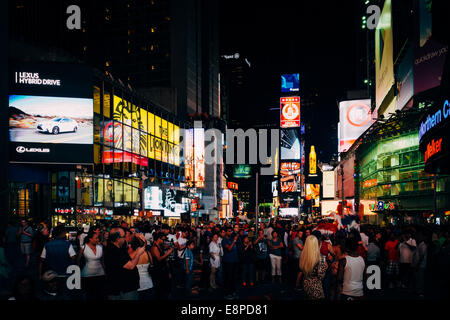 Große Schar von Menschen auf dem Times Square bei Nacht, in Midtown Manhattan, New York. Stockfoto