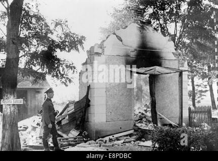 Das Bild des Nazi-Nachrichtendienstes zeigt - im Vorfeld des Münchner Abkommens - die Zerstörung des Zollhauses in der Nähe von Neupreau an der deutsch-tschechischen Grenze im September 1938. Der Text der Nazi-Propaganda auf der Rückseite des Bildes lautet: "Tschechische Kommunisten sprengen das deutsche Zollhaus in die Luft. Die tschechischen Banden in der Nähe von Neu-Prerau bei Laa a a a a a, a, w, th, an der Thaya sind auf vandalistische Weise außer Kontrolle geraten, indem sie das deutsche Zollhaus in die Luft jagten. Es wurde abgerissen und nur Teile der Mauern sind übrig." Fotoarchiv für Zeitgeschichtee - KEIN KABELDIENST Stockfoto