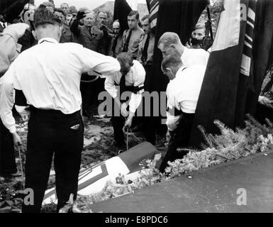 Das Nazi-Propagandafild zeigt die Beerdigung des ermordeten Mitglieds des Freiwilligen Deutschen Schutzdienstes (FS), Wenzel Baierl am St. Günther-Kirchenfriedhof in Gutwasser (heute: Dobra Voda im Böhmischen Wald) im Sudetenland 1938. Fotoarchiv für Zeitgeschichtee - KEIN KABELDIENST Stockfoto