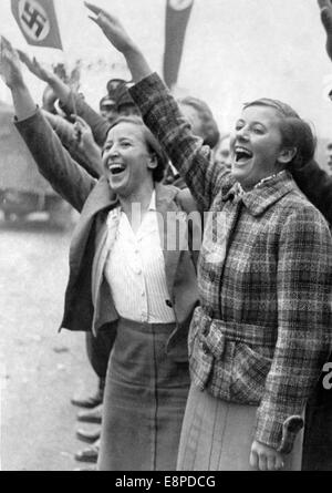 Das Nazi-Propagandafilm zeigt sudetinländische Frauen, die im Oktober 1938 deutsche Truppen in der Tschechoslowakei begrüßen. Der Originaltext eines Nazi-Nachrichtenberichts auf der Rückseite des Bildes lautet: "Die fortgesetzte Ankunft deutscher Truppen in Sudetenland (2. Division). Es ist wahr, wie die Sudetendeutschen die Ankunft der deutschen Soldaten begrüßen." Fotoarchiv für Zeitgeschichtee - KEIN KABELDIENST Stockfoto