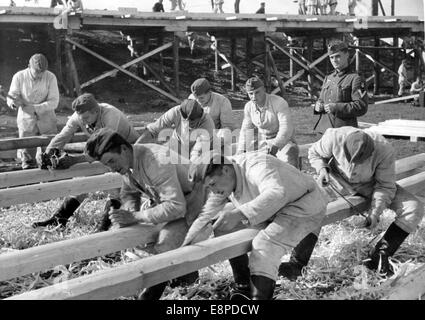 Das Nazi-Propagandafilm zeigt deutsche Wehrmachtingenieure, die eine Brücke für den Vormarsch der deutschen Truppen in das Sudetenland nahe Graslitz (heute Kraslice, Tschechische Republik) im Oktober 1938 bauen. Der Originaltext auf der Rückseite des Bildes lautet: "Deutsche Späher bauen im Sudetenland auf. Die Ingenieure bereiten Holzbalken für den Bau einer Brücke in der Nähe von Grasnitz (Graslitz) auf der Straße von Eger nach Marienbad vor.“ Fotoarchiv für Zeitgeschichtee - KEIN KABELDIENST Stockfoto