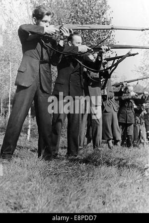 Das Nazi-Propagandafilm zeigt Sudetendeutschland Freikorps während militärischer Übungen im Vorfeld des Münchner Abkommens im September 1938. Der Originaltext eines Nazi-Nachrichtenberichts auf der Rückseite des Bildes lautet: "Selbsthilfebilder aus Sudetendeutschland. Die Selbstverteidigungsgruppen der Freikorps, die überall entlang der deutsch-tschechischen Grenze ankommen, haben mit der militärischen Ausbildung und Ausbildung von bewaffneten Teams begonnen. Unser Bild zeigt Stehübungen in der Gegend von Hirschfelde bei Zittau." Fotoarchiv für Zeitgeschichtee - KEIN DRAHTGEBUNDENES SERVICEPIXEL Stockfoto