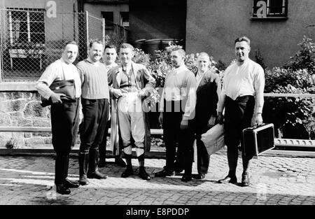 Das Nazi-Propagandafild zeigt Sudetens deutsche Männer, die im Vorfeld des Münchner Abkommens aus der tschechischen Armee entlassen wurden, Standort unbekannt Tschechische Republik, 1938. Der Originaltext eines Nazi-Nachrichtenberichts auf der Rückseite des Bildes lautet: "So hat die tschechische Armee ihre Sudetendeutschen Soldaten nach Hause geschickt." Fotoarchiv für Zeitgeschichtee - KEIN KABELDIENST Stockfoto