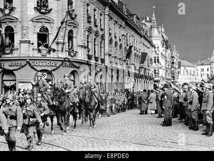 Das Nazi-Propagandafilm zeigt deutsche Truppen, die im Oktober 1938 nach Reichenberg, Sudetenland (heute Liberec, Tschechische Republik) marschieren. Der ursprüngliche Text eines Nazi-Nachrichtenberichts auf der Rückseite des Bildes lautet: "Ankunft der deutschen Truppen in Reichenberg. Deutsche marschieren in den jetzt befreiten Riechenberg, der mit Zustimmung des Führers zur Hauptstadt des Sudetengau wird." Fotoarchiv für Zeitgeschichtee - KEIN KABELDIENST Stockfoto