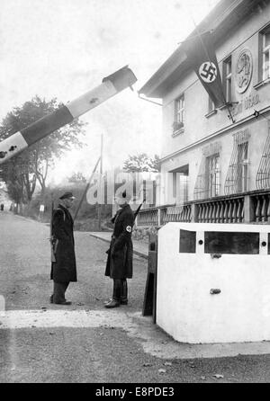 Das Nazi-Propagandafild zeigt zwei Wachen der Sudetendeutschen Partei an einer Grenzstation im Vorfeld des Münchner Abkommens in der Nähe von Asch, Sudetenland (heute Tschechische Republik) im September 1938. Der ursprüngliche Text des Nazi-Nachrichtendienstes auf der Rückseite des Bildes lautet: "Der Sudetendeutsche Widerstand gegen die Hussiten. Die Marshals des Sudetendeutschen Pary stellen den Grenzdienst auf den Straßen von Asch bereit. Das Zollgebäude ist mit einer Hakenkreuze rechts dekoriert." Fotoarchiv für Zeitgeschichtee - KEIN KABELDIENST Stockfoto