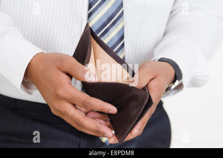 Geschäftsmann Brieftasche leer Stockfoto