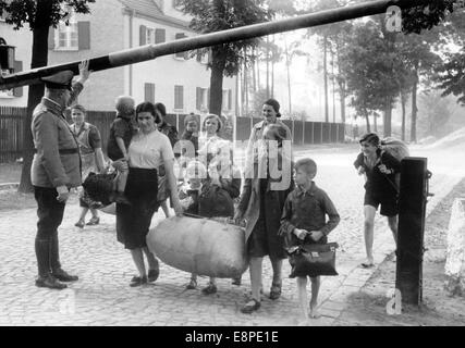 Das Bild aus einem Nazi-Nachrichten Bericht zeigt deutsche Flüchtlinge aus Polen über die Grenze im August 1939. Der Originaltext der NS-Propaganda auf der Rückseite des Bildes lautet: "den rücksichtslosen polnischen Terror zu entkommen. Die Zoll-Barrior wurde aufgehoben. Die Flüchtlinge entgangen schließlich den polnischen Terror und nun von den deutschen geschützt werden. " Es gab konstanter Spannung zwischen Deutschland und Polen durch die Aufteilung des deutschen Territoriums in Polen nach dem ersten Weltkrieg. Es wurde im Frühjahr 1939 kritisch. Das spiegelte sich deutlich in der NS-Propaganda kurz vor die deutsche Armee am 01 angegriffen Se Stockfoto