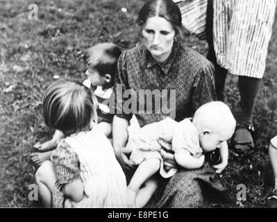 Die NS-Propaganda-Bild zeigt Volksdeutsche Flüchtlinge aus Polen nach der Ankunft in einem deutschen Flüchtlingslager, Ort unbekannt, August 1939. Der Originalbericht von Nazi-Nachrichten auf der Rückseite des Bildes lautet: "deutsche Mütter aus Oberschlesien. Kummer und Elend ist auf ihren Gesichtern gesehen. Unter der umsichtigen Pflege der NSV Krankenschwestern, die Gedanken der Angst, die sie zu unterziehen, wenn auf der Flucht vor polnischen Terror allmählich schwindet, sind sie dennoch Buchungsänderungen über ihre Ehemänner und Brüder, die in der polnischen Herrschaft des Terrors geliefert wurden. -Ein Bild aus einem schlesischen Flüchtlingslager. " Foto: Berliner Verlag / Stockfoto