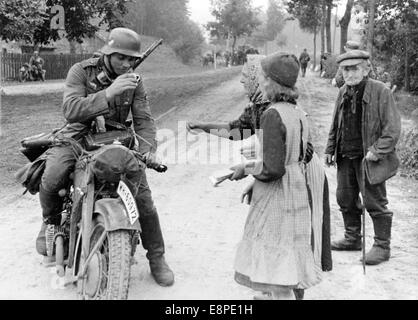 Die illegale Invasion Polens durch die deutsche Wehrmacht am 01. September 1939 begann das deutsche Reich den Zweiten Weltkrieg. Die Nazi-Propaganda schreibt am 03. September 1939 auf der Rückseite des Bildes: "Freude in den befreiten Gebieten. Volkdeutsch-Frauen geben ihren Befreier Erfrischungen." (Verminderte Qualität aufgrund des Alters des Dokuments.) Fotoarchiv für Zeitgeschichtee - KEIN KABELDIENST Stockfoto