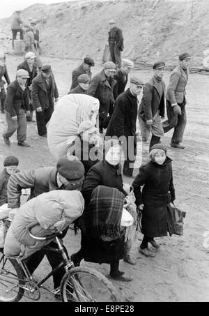 Das Nazi-Propagandafilm zeigt die Rückkehr der Volksdeutschen Flüchtlinge in ihre Heimat, nachdem die deutschen Truppen das Gebiet in Dirschau (Tczew in Polen) im September 1939 erobert hatten. Der ursprüngliche Nazi-Nachrichtenbericht auf der Rückseite des Bildes lautet: "Volksdeutsche befreit von den Krallen polnischer Mörder. Die Volksdeutschen wurden von unseren Soldaten aus den Klauen polnischer Mörder befreit." Fotoarchiv für Zeitgeschichtee - KEIN KABELDIENST Stockfoto