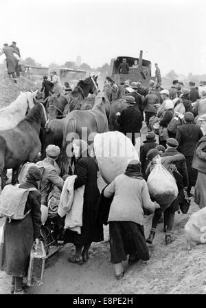 Das Nazi-Propagandafilm zeigt Volksdeutsche Flüchtlinge, die nach der Eroberung polnischen Territoriums durch die deutsche Armee im September 1939 in ihre Heimatstadt Dirschau (Tczew in Polen) zurückkehrten. Der ursprüngliche Nazi-Bericht auf der Rückseite des Bildes lautet: "Volksdeutsche Flüchtlinge kehren nach Dirschau zurück. Sie kehren mit ihren kleinen Besitztümern in die jetzt befreite deutsche Heimat zurück." Fotoarchiv für Zeitgeschichtee - KEIN KABELDIENST Stockfoto