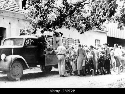 Das Propagandafild der Nazis zeigt, dass Volkdeutsche Flüchtlinge im August 1939 von einer deutschen Grenzstadt in ein Flüchtlingslager transportiert wurden. Der ursprüngliche Text der Nazis auf der Rückseite des Bildes lautet: "Opfer der polnischen Verfolgungswut. Volksdeutsch aus Uppe Schlesien, die vor dem Terror der Hasswoivodes Graczynski und seiner Banditen auf deutschem Boden fliehen konnten, werden mit Lastwagen in Flüchtlingslager transportiert." Fotoarchiv für Zeitgeschichtee - KEIN KABELDIENST Stockfoto