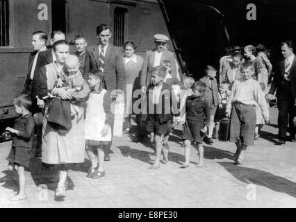 Das Nazi-Propagandafilm zeigt Volksdeutsche Flüchtlinge aus Polen, nachdem sie im August 1939 in einem deutschen Flüchtlingslager angekommen waren, der sich in einem unbekannten Ort befand. Der ursprüngliche Text des Nazi-Nachrichtenberichts auf der Rückseite des Bildes lautet: "Vor polnischem Terror gerettet - Volksdeutsche im Flüchtlingslager Buckow. Die Deutschen bleiben vorübergehend im Flüchtlingslager Buckow, bis sie eine neue Unterkunft bekommen. Während die Erwachsenen ihre Geschichten austauschen, tanzen und spielen die Kinder." Fotoarchiv für Zeitgeschichtee - KEIN KABELDIENST Stockfoto