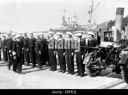 Das Propagandafild der Nazis zeigt den deutschen Oberbefehlshaber der deutschen Marine, Flottenadmiral Erich Raeder, der im August 1939 die Truppen der neu gegründeten "Küstenverteidigung Danzig" in der von den Nazis kontrollierten freien Stadt Danzig inspiziert. Fotoarchiv für Zeitgeschichtee - KEIN KABELDIENST Stockfoto