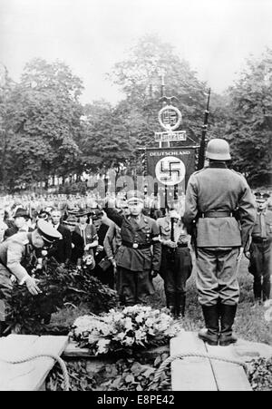 Das Nazi-Propagandafild zeigt Gauleiter von Danzig Albert Forster (C), der während der Festlichkeiten zum Jahrestag der Annexion Danzigs durch das Dritte Reich am Artushof in Danzig (Polen) am 01. September 1940 eine Rede hielt. Fotoarchiv für Zeitgeschichtee - KEIN KABELDIENST Stockfoto