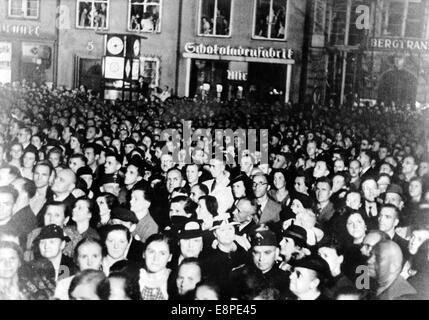 Die Nazi-Propaganda-Bild zeigt eine Rallye mit einer Rede von Nazi-Gauleiter Albert Forster, in dem er das Deutsche Reich auf dem langen Markt in Nazi-geregelt freie Stadt Danzig, Polen, 10. August 1939 erkennt. Die NS-Propaganda-Text auf der Rückseite des Bildes lautet: "Die Bewohner von Danzig" mächtige Protestkundgebung außerhalb der historischen Artushof! Gauleiter Forster stellt die polnische Kriegstreiber in ihren Platz während seiner Protest Rede, die mit Begeisterung von der Bevölkerung von Danzig zu hören war. Unser Bild zeigt, dass eine große Menschenmenge versammelt auf dem langen Markt in Dresden, die Rede von Gauleiter zu hören Stockfoto