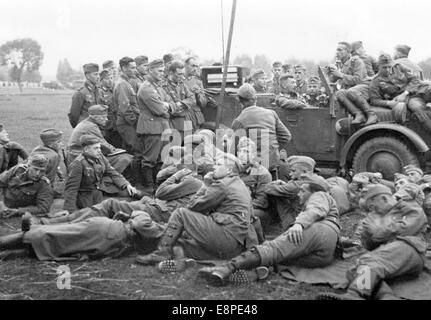 Die NS-Propaganda-Foto zeigt deutsche Soldaten Hilter Rede anlässlich der Annexion von Danzig durch das Dritte Reich im September 1930, Ort unbekannt. Die Nazis zu berichten, auf der Rückseite des Foto lautet "deutsche Soldaten ihre Fuhrer anhören. Die Befreiung feiern von Danzig wurden auf allen deutschen Sendern ausgestrahlt. Natürlich war die Soldaten des Befreiers Adolf Hitler freudig an die Rückkehr dieser typisch deutsche Stadt zurück an das Deutsche Reich, dafür teilgenommen sie gewesen, die Stadt von kämpfen mit der polnischen Armee befreit. Sie erhielt den Dank von ihren Kommandanten Stockfoto