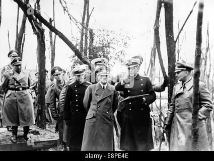 Das Nazi-Propagandafild zeigt Adolf Hitler beim Besuch der Westerplatte in Danzig, Polen, September 1939. Die deutschen Angriffe auf die polnische Westerplatter vom 01. September 1939 gelten als Beginn des Zweiten Weltkriegs. Der Nazi-Nachrichtenbericht auf der Rückseite des Bildes lautet: "Der Führer besucht während seines Aufenthalts in Danzig die Westerplatte, die von den Polen illegal befestigt wurde." Fotoarchiv für ZeitgeschichteNO WIRE SERVICE Stockfoto
