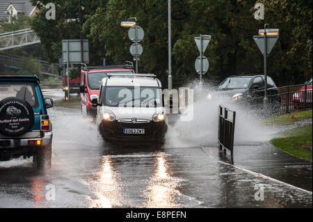 Essex, England. 13. Oktober 2014.  Fahrzeuge fahren durch die überfluteten Straßen in Basildon, Essex nach Übernachtung sintflutartigen Regen. Bildnachweis: Gordon Scammell/Alamy Live-Nachrichten Stockfoto