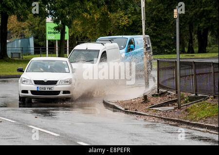 Essex, England. 13. Oktober 2014.  Fahrzeuge fahren durch die überfluteten Straßen in Basildon, Essex nach Übernachtung sintflutartigen Regen. Bildnachweis: Gordon Scammell/Alamy Live-Nachrichten Stockfoto