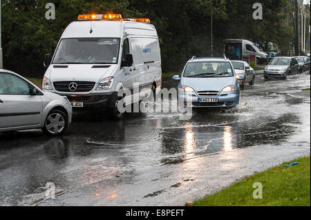 Essex, England. 13. Oktober 2014.  Über Nacht Starkregen in Essex hat Kanalisation zu überschwemmen, was zu Verkehrschaos auf einer Straße in Basildon verursacht. Bildnachweis: Gordon Scammell/Alamy Live-Nachrichten Stockfoto