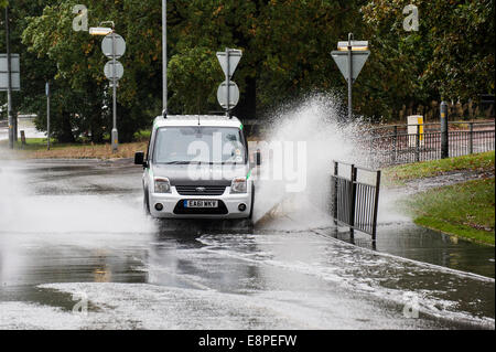 Essex, England. 13. Oktober 2014.  Fahrzeuge fahren durch die überfluteten Straßen in Basildon, Essex nach Übernachtung sintflutartigen Regen. Bildnachweis: Gordon Scammell/Alamy Live-Nachrichten Stockfoto