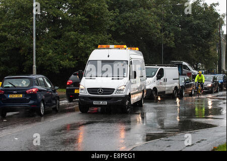 Essex, England. 13. Oktober 2014.  Über Nacht Starkregen in Essex hat Kanalisation zu überschwemmen, was zu Verkehrschaos auf einer Straße in Basildon verursacht. Bildnachweis: Gordon Scammell/Alamy Live-Nachrichten Stockfoto