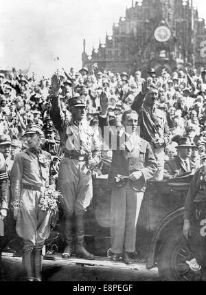 SA-Führer Franz Pfeffer von Salomon (2-l), Reich-Propagandaführer Joseph Goebbels (3-l) und Leiter des NSDAP Adolf Hitler (r) während der Reichskonvention des NSDAP in Nürnberg vom 1. Bis 4. August 1929. Fotoarchiv für Zeitgeschichte - KEIN KABELDIENST - Stockfoto