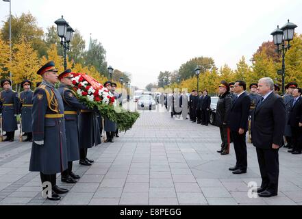 Moskau, Russland. 13. Oktober 2014. Der chinesische Ministerpräsident Li Keqiang (2. R Front) legt einen Kranz auf das Grab des unbekannten Soldaten in Moskau, die Hauptstadt von Russland, 13. Oktober 2014. Bildnachweis: Rao Aimin/Xinhua/Alamy Live-Nachrichten Stockfoto