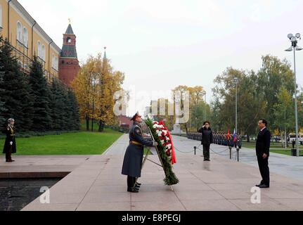 Moskau, Russland. 13. Oktober 2014. Der chinesische Ministerpräsident Li Keqiang (R, vorne) legt einen Kranz auf das Grab des unbekannten Soldaten in Moskau, die Hauptstadt von Russland, 13. Oktober 2014. Bildnachweis: Rao Aimin/Xinhua/Alamy Live-Nachrichten Stockfoto