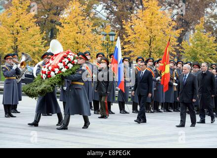 Moskau, Russland. 13. Oktober 2014. Der chinesische Ministerpräsident Li Keqiang (3. R Front) legt einen Kranz auf das Grab des unbekannten Soldaten in Moskau, die Hauptstadt von Russland, 13. Oktober 2014. Bildnachweis: Rao Aimin/Xinhua/Alamy Live-Nachrichten Stockfoto