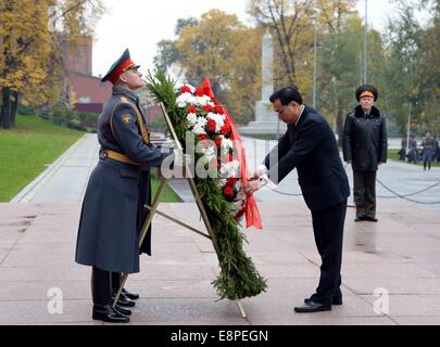 Moskau, Russland. 13. Oktober 2014. Der chinesische Ministerpräsident Li Keqiang (R, vorne) legt einen Kranz auf das Grab des unbekannten Soldaten in Moskau, die Hauptstadt von Russland, 13. Oktober 2014. Bildnachweis: Rao Aimin/Xinhua/Alamy Live-Nachrichten Stockfoto